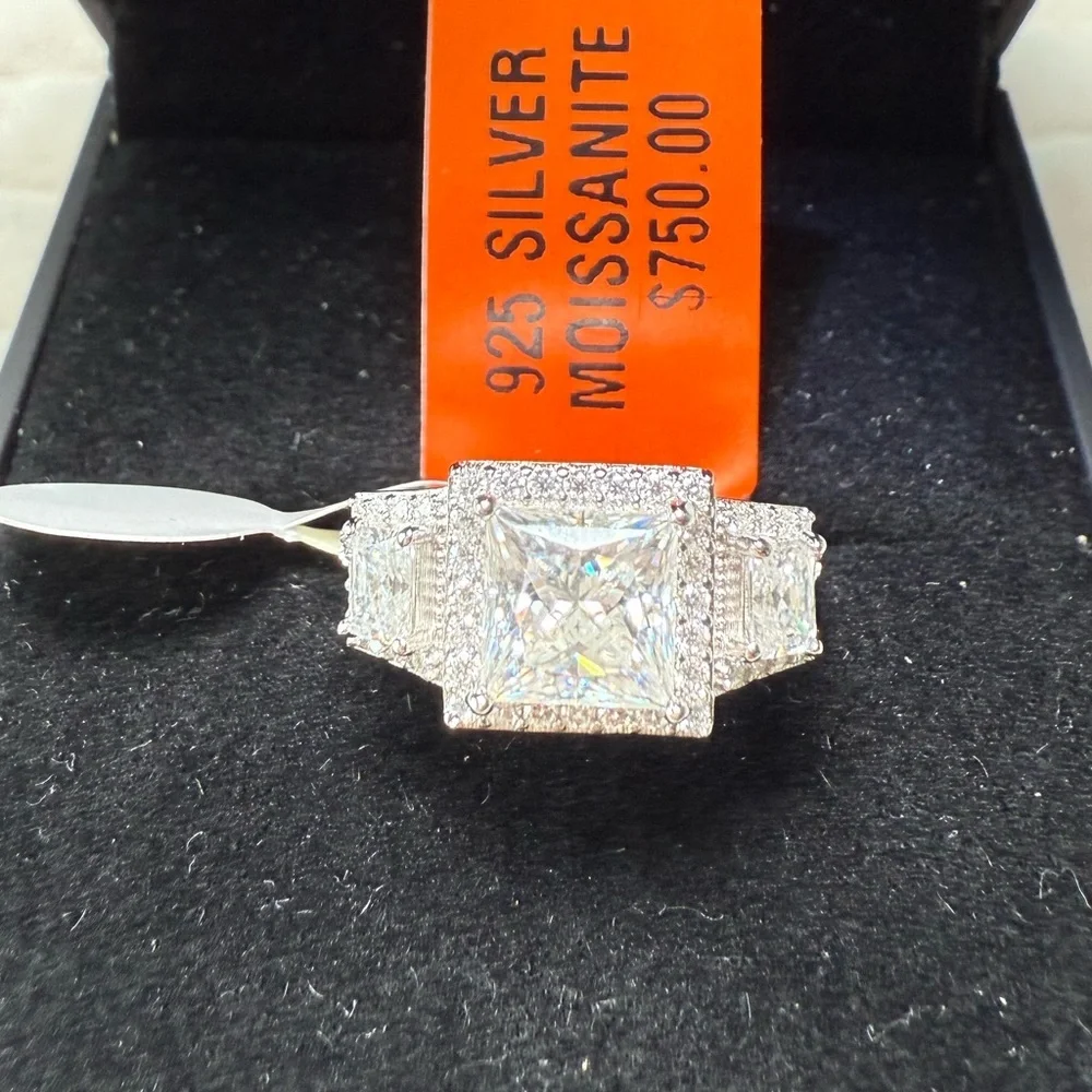 Elegant Moissanite Statement Ring – Size 6